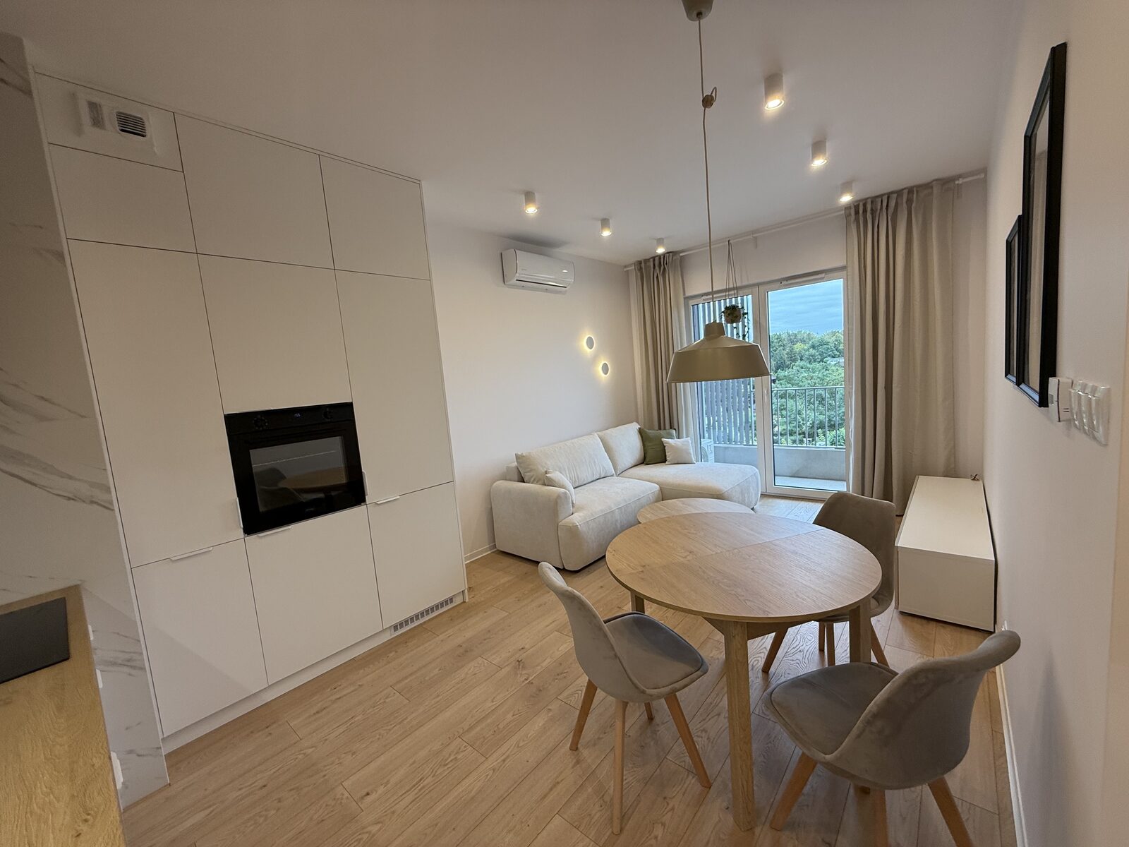 Umeblowany, gotowy do wynajęcia salon apartamentu wykończonego przez Studio Hirsz