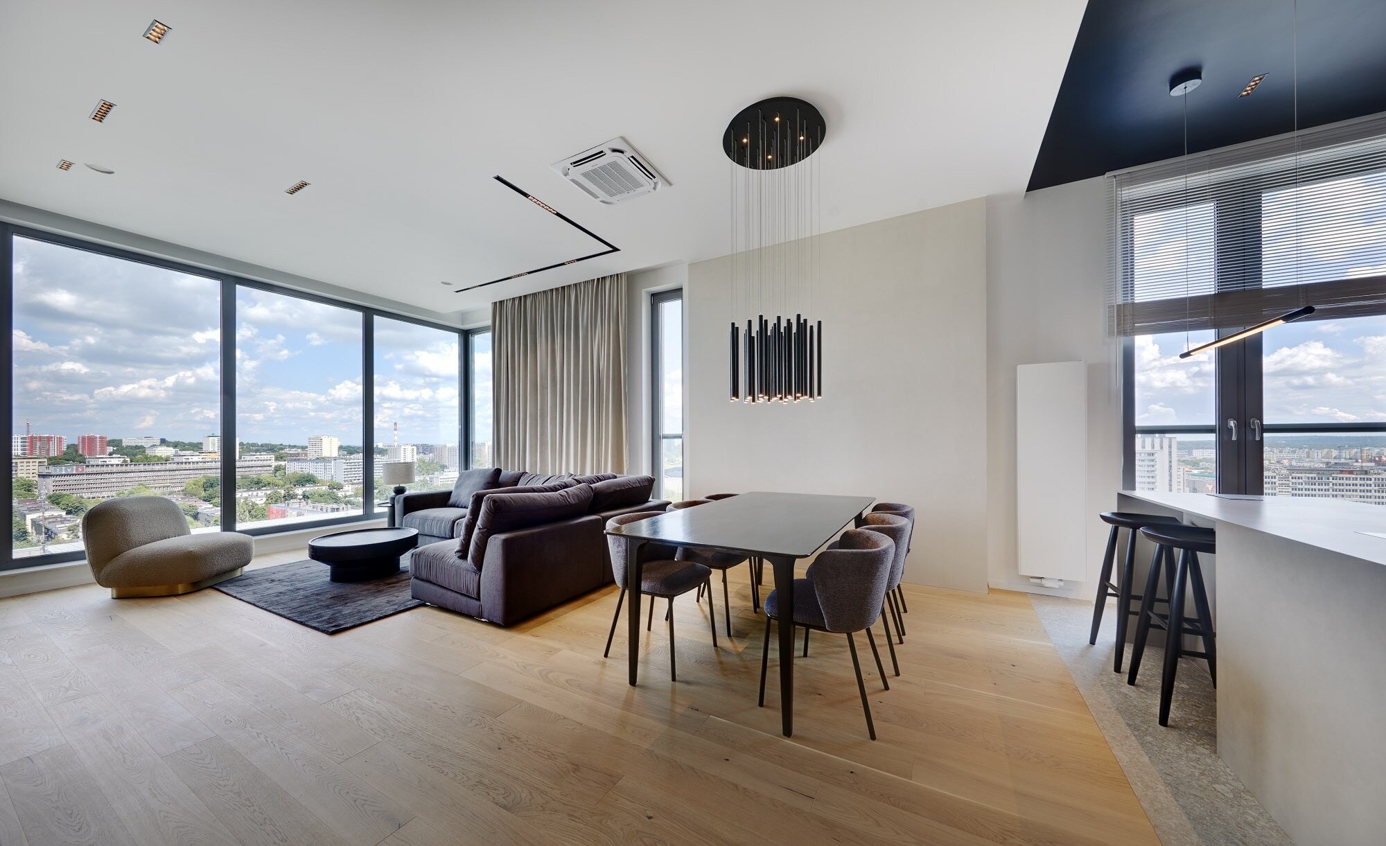 Wnętrze penthouse'u wykończonego przez Studio Hirsz — panorama Katowic