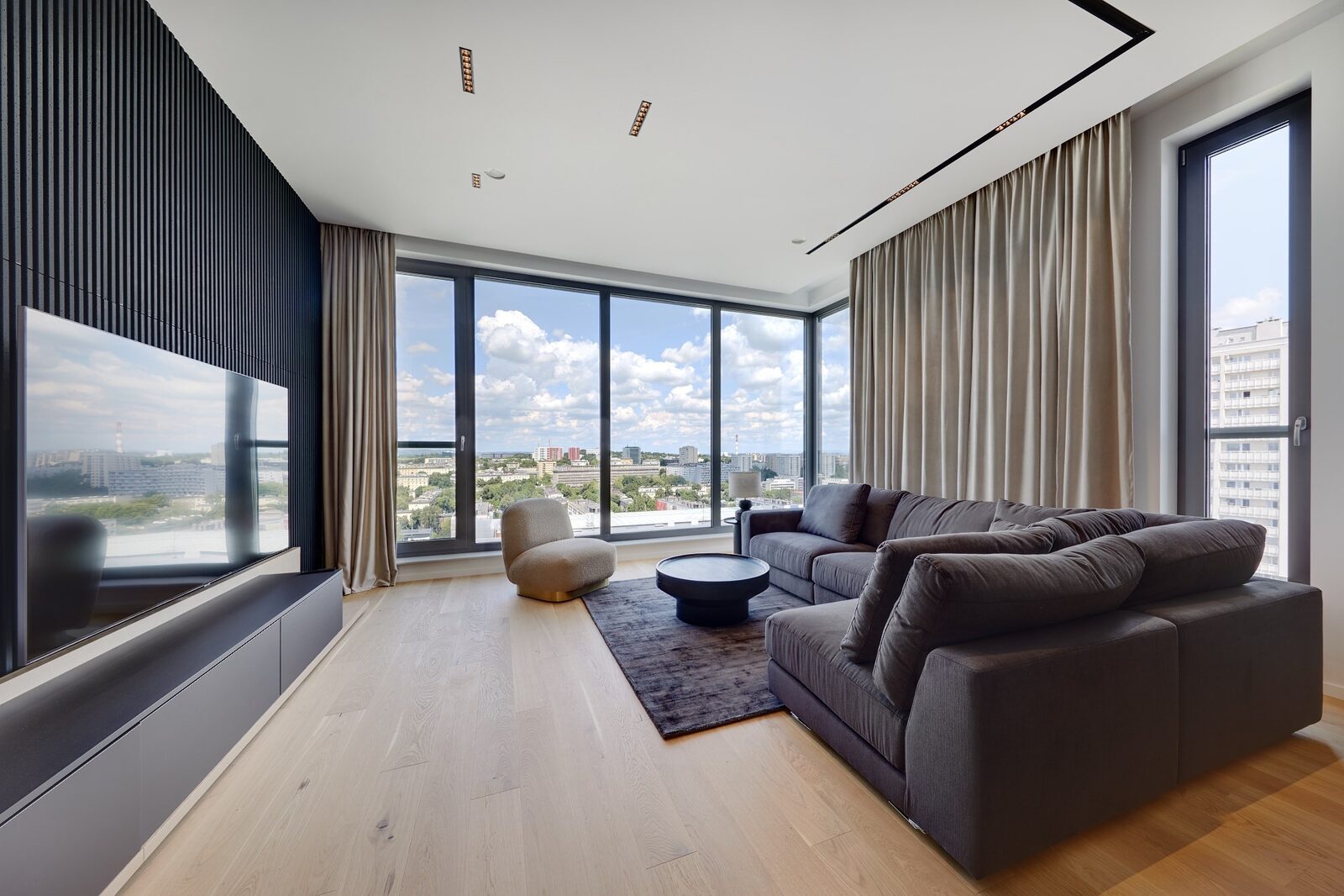 Salon penthouse'u z czarną lamelową ścianą i panoramą miasta