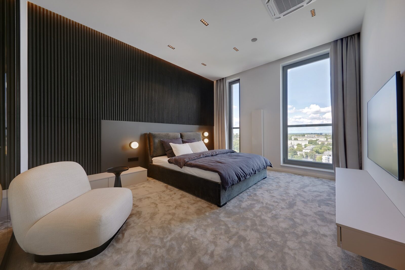Sypialnia penthouse'u z ciemną lamelową ścianą i dużym oknem